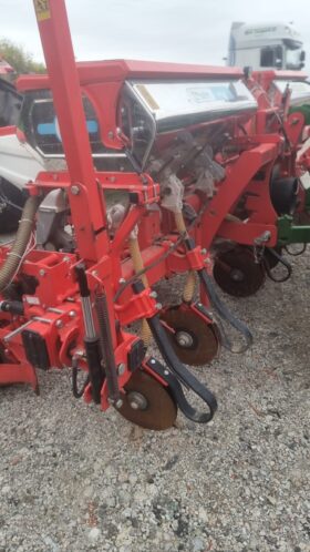 Semanatoare BUFER 6 RANDURI CU DUBLU DISC LA SEMANAT SI FERTILIZARE
