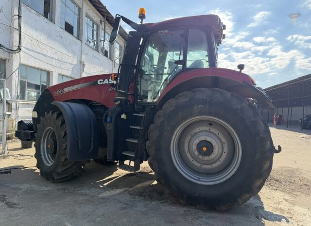 
								Tractor CASE IH MAGNUM 250 full									